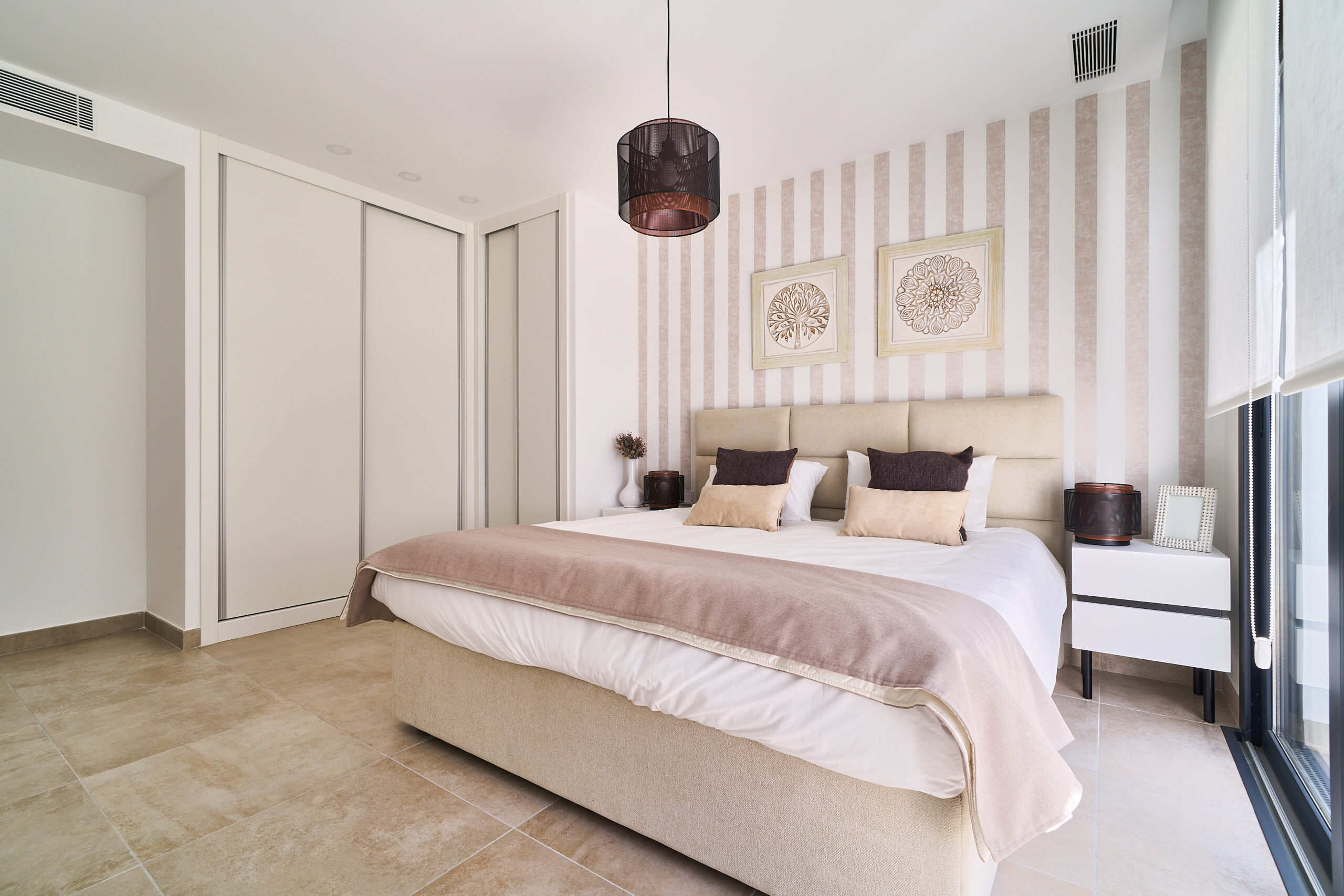 Lujo Obra Nueva en Atalaya, Estepona, Apartamento obra nueva en Atalaya, Estepona. 2 hab, terraza con vistas Costa del Sol. Zonas comunes: piscinas, gym. ¡Invierte en tu vida de ensueño!
