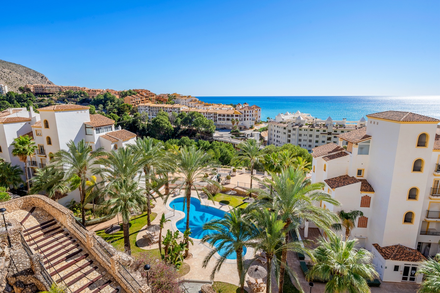 Ático de Lujo en Altea: Vistas Mar y Jacuzzi Privado, Ático de lujo reformado en Altea, Costa Blanca. Disfrute de su terraza sur con jacuzzi y vistas al mar. A un paso de la playa y puerto. 3 dorm, parking. ¡Su oas