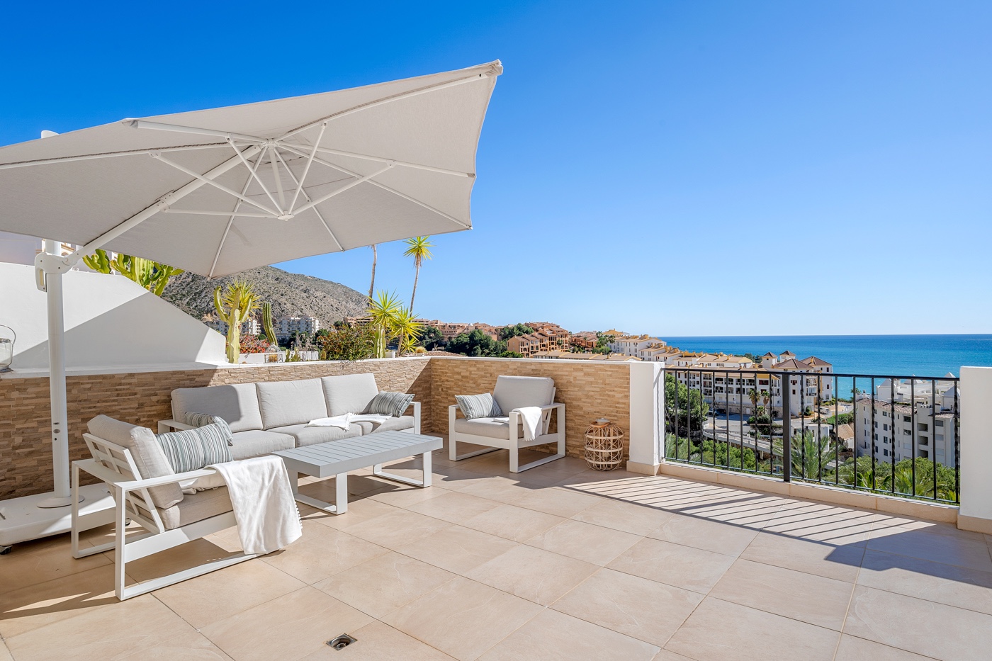 Ático de Lujo en Altea: Vistas Mar y Jacuzzi Privado, Ático de lujo reformado en Altea, Costa Blanca. Disfrute de su terraza sur con jacuzzi y vistas al mar. A un paso de la playa y puerto. 3 dorm, parking. ¡Su oas