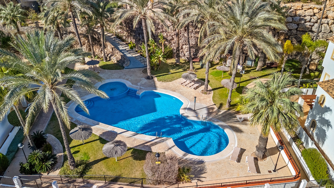 Ático de Lujo en Altea: Vistas Mar y Jacuzzi Privado, Ático de lujo reformado en Altea, Costa Blanca. Disfrute de su terraza sur con jacuzzi y vistas al mar. A un paso de la playa y puerto. 3 dorm, parking. ¡Su oas