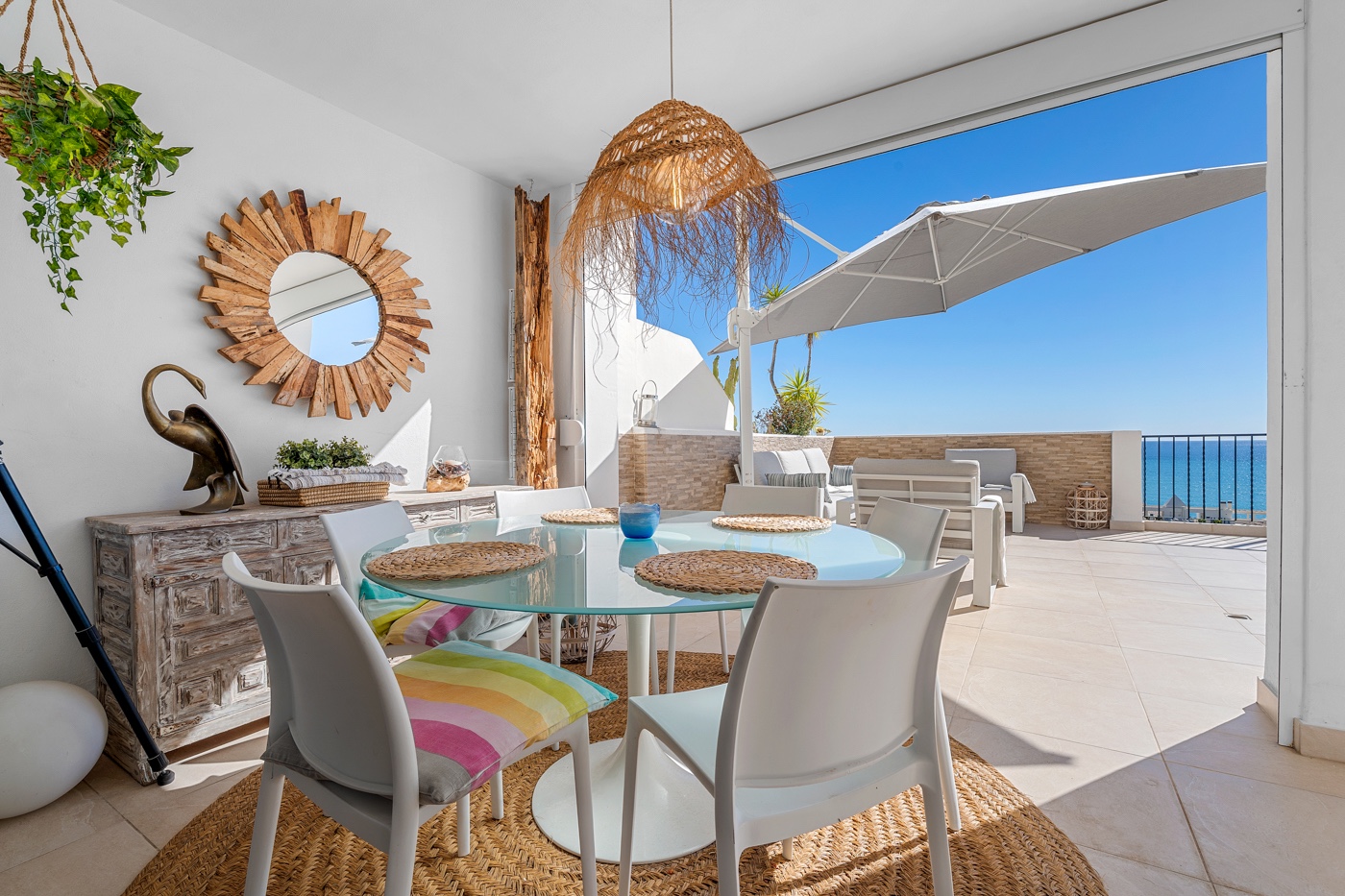 Ático de Lujo en Altea: Vistas Mar y Jacuzzi Privado, Ático de lujo reformado en Altea, Costa Blanca. Disfrute de su terraza sur con jacuzzi y vistas al mar. A un paso de la playa y puerto. 3 dorm, parking. ¡Su oas