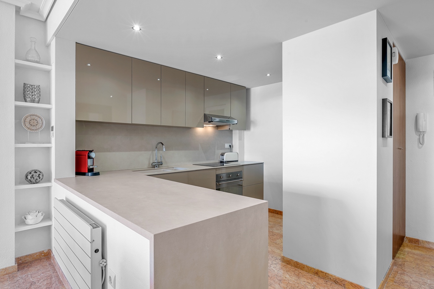 Ático de Lujo en Altea: Vistas Mar y Jacuzzi Privado, Ático de lujo reformado en Altea, Costa Blanca. Disfrute de su terraza sur con jacuzzi y vistas al mar. A un paso de la playa y puerto. 3 dorm, parking. ¡Su oas
