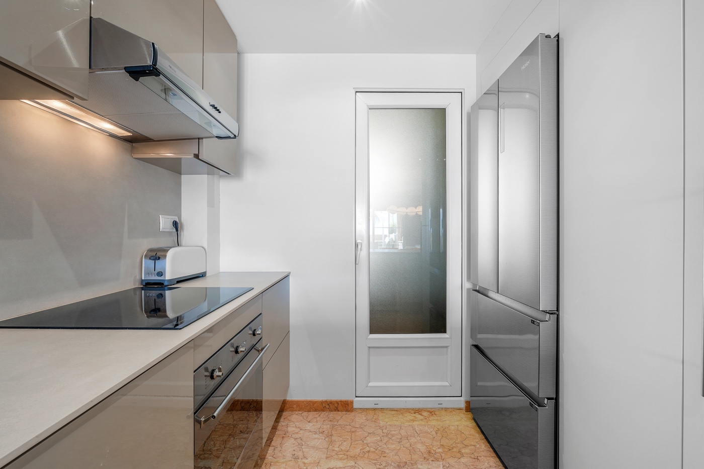 Ático de Lujo en Altea: Vistas Mar y Jacuzzi Privado, Ático de lujo reformado en Altea, Costa Blanca. Disfrute de su terraza sur con jacuzzi y vistas al mar. A un paso de la playa y puerto. 3 dorm, parking. ¡Su oas