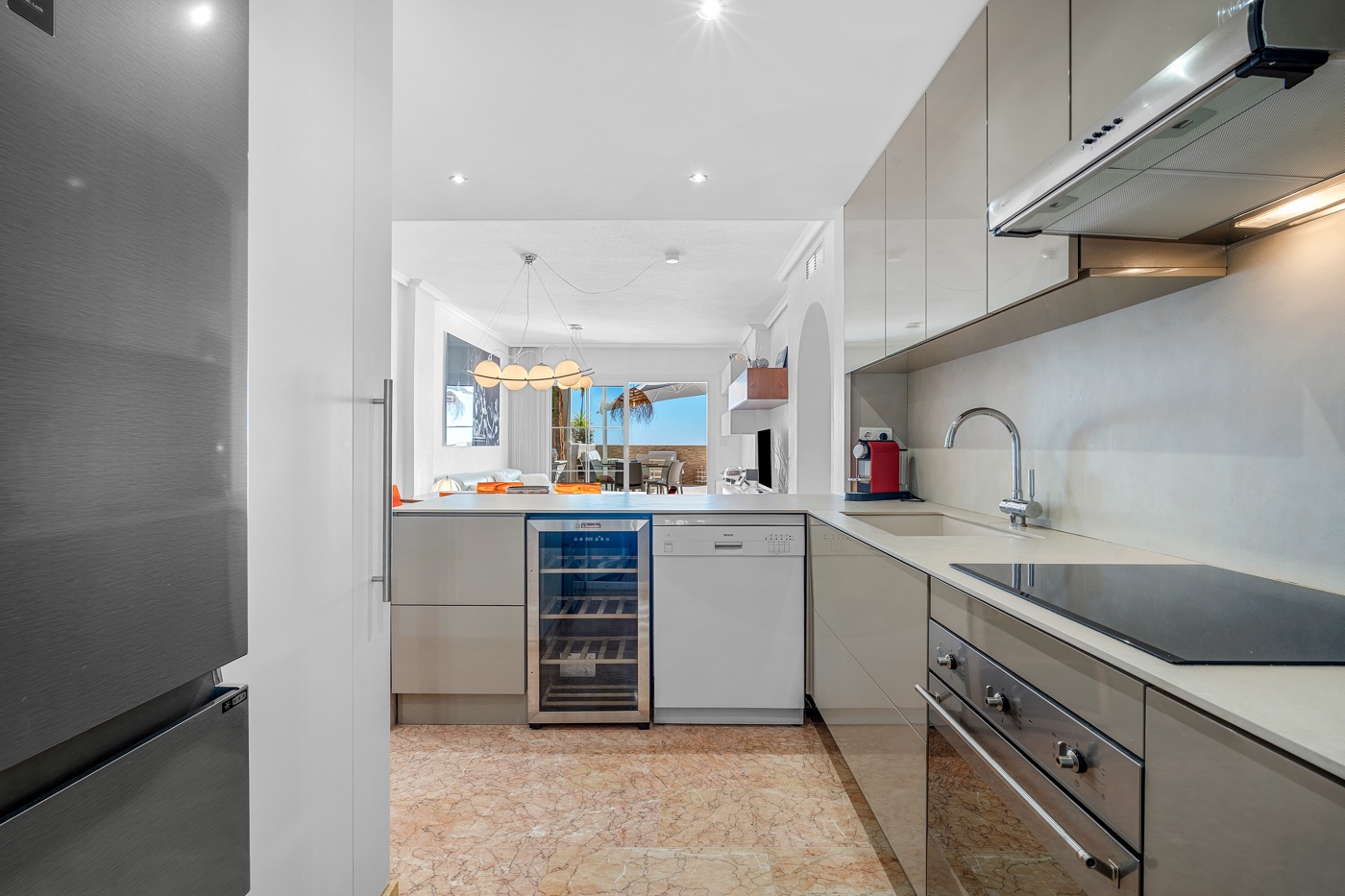 Ático de Lujo en Altea: Vistas Mar y Jacuzzi Privado, Ático de lujo reformado en Altea, Costa Blanca. Disfrute de su terraza sur con jacuzzi y vistas al mar. A un paso de la playa y puerto. 3 dorm, parking. ¡Su oas