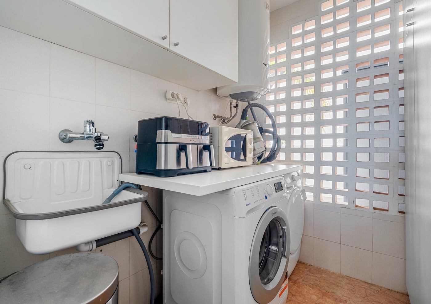 Ático de Lujo en Altea: Vistas Mar y Jacuzzi Privado, Ático de lujo reformado en Altea, Costa Blanca. Disfrute de su terraza sur con jacuzzi y vistas al mar. A un paso de la playa y puerto. 3 dorm, parking. ¡Su oas