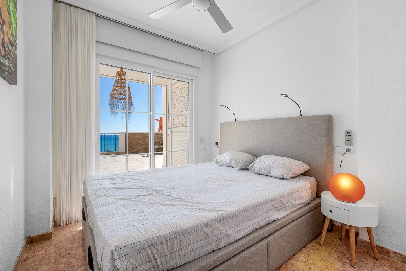Ático de Lujo en Altea: Vistas Mar y Jacuzzi Privado, Ático de lujo reformado en Altea, Costa Blanca. Disfrute de su terraza sur con jacuzzi y vistas al mar. A un paso de la playa y puerto. 3 dorm, parking. ¡Su oas
