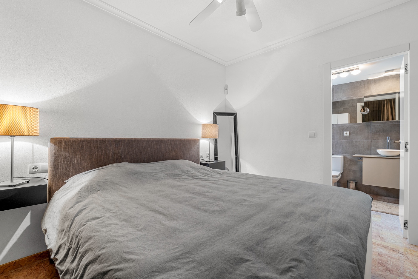 Ático de Lujo en Altea: Vistas Mar y Jacuzzi Privado, Ático de lujo reformado en Altea, Costa Blanca. Disfrute de su terraza sur con jacuzzi y vistas al mar. A un paso de la playa y puerto. 3 dorm, parking. ¡Su oas