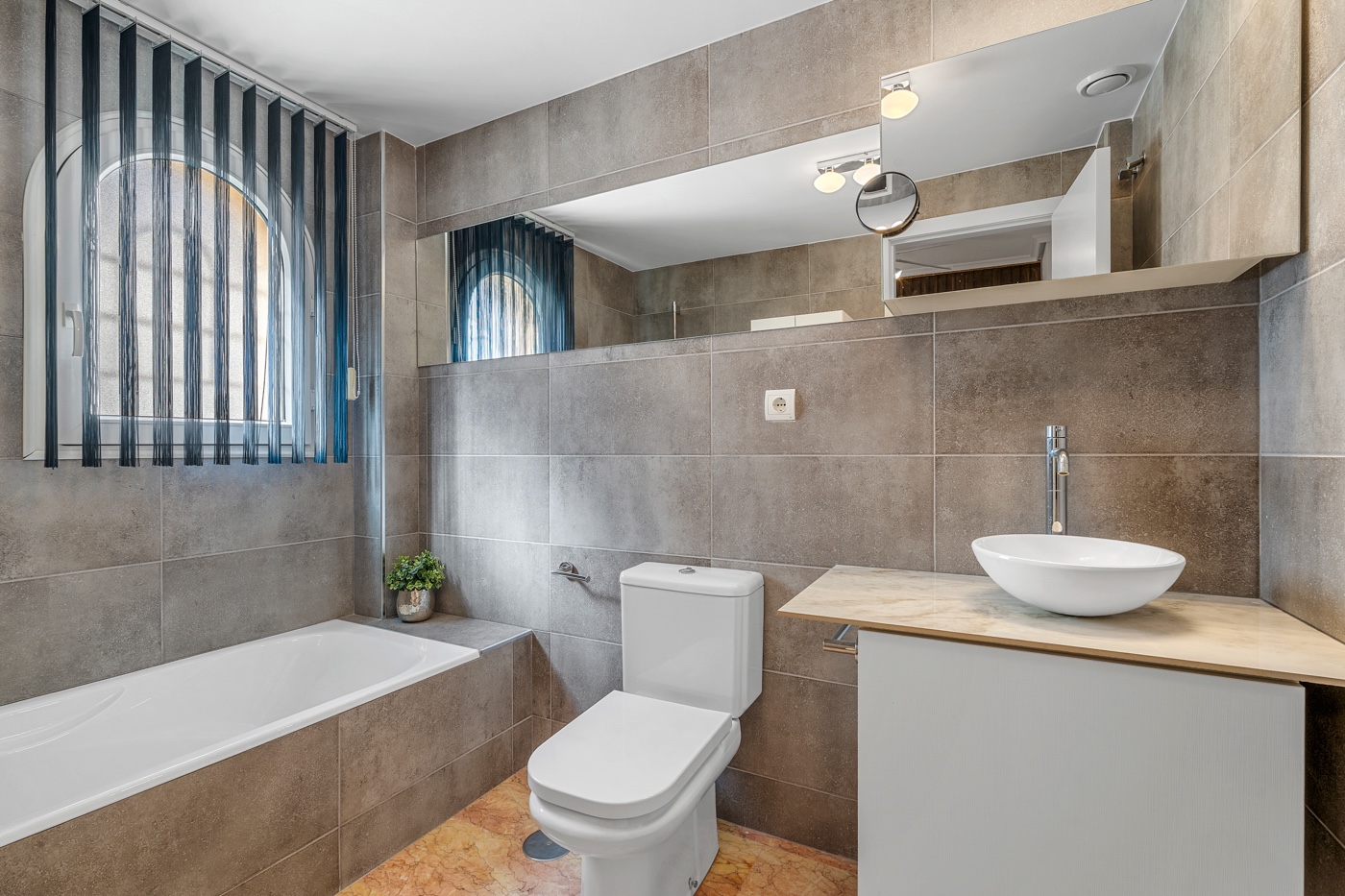 Ático de Lujo en Altea: Vistas Mar y Jacuzzi Privado, Ático de lujo reformado en Altea, Costa Blanca. Disfrute de su terraza sur con jacuzzi y vistas al mar. A un paso de la playa y puerto. 3 dorm, parking. ¡Su oas