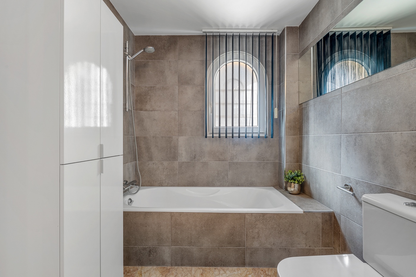 Ático de Lujo en Altea: Vistas Mar y Jacuzzi Privado, Ático de lujo reformado en Altea, Costa Blanca. Disfrute de su terraza sur con jacuzzi y vistas al mar. A un paso de la playa y puerto. 3 dorm, parking. ¡Su oas