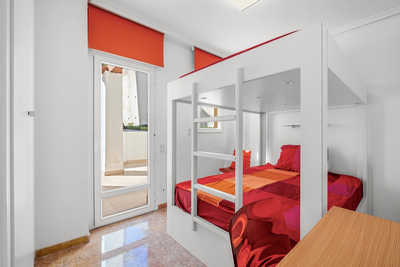 Ático de Lujo en Altea: Vistas Mar y Jacuzzi Privado, Ático de lujo reformado en Altea, Costa Blanca. Disfrute de su terraza sur con jacuzzi y vistas al mar. A un paso de la playa y puerto. 3 dorm, parking. ¡Su oas