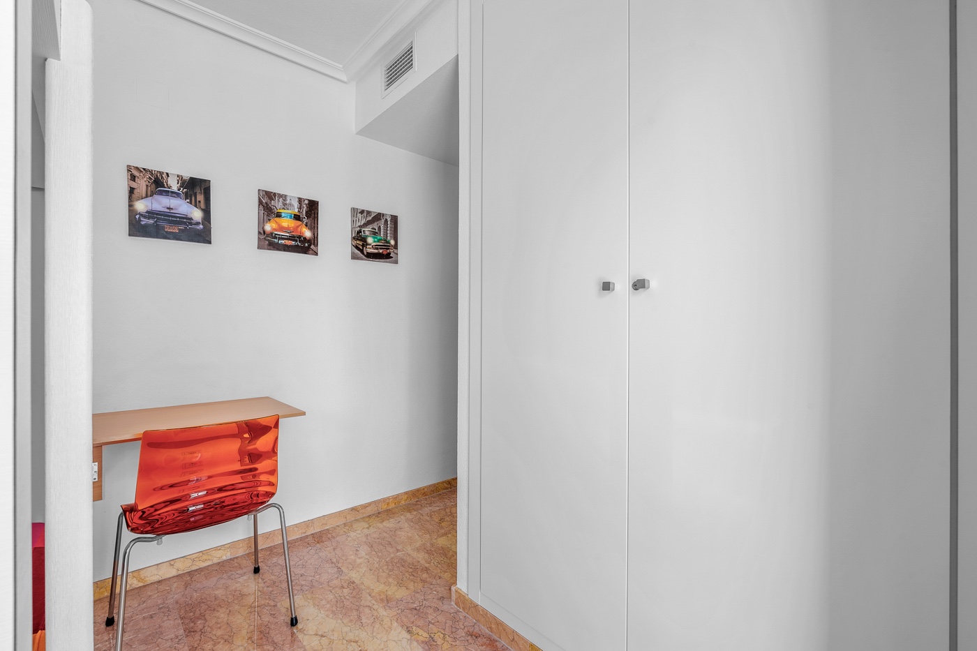 Ático de Lujo en Altea: Vistas Mar y Jacuzzi Privado, Ático de lujo reformado en Altea, Costa Blanca. Disfrute de su terraza sur con jacuzzi y vistas al mar. A un paso de la playa y puerto. 3 dorm, parking. ¡Su oas
