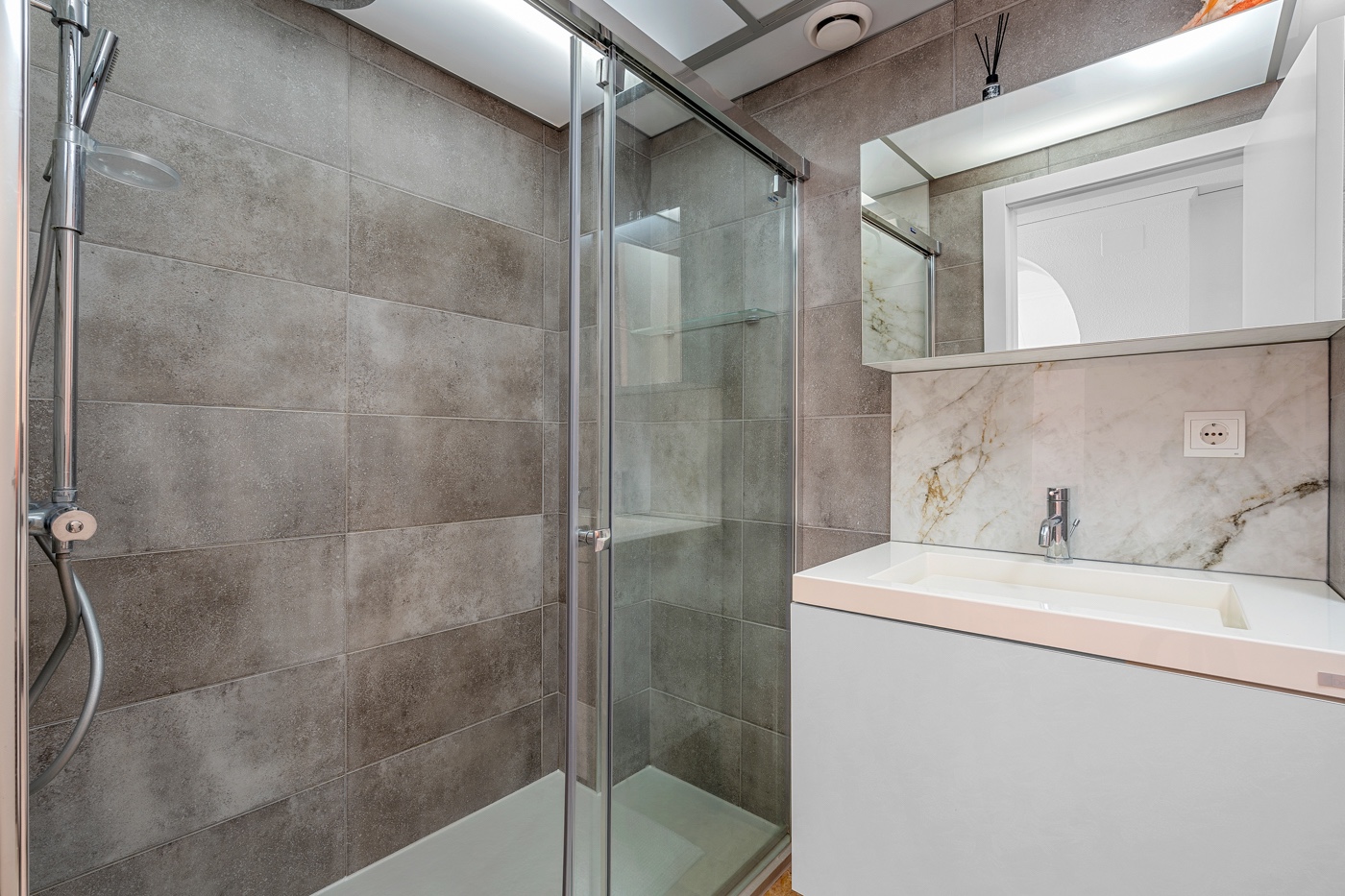 Ático de Lujo en Altea: Vistas Mar y Jacuzzi Privado, Ático de lujo reformado en Altea, Costa Blanca. Disfrute de su terraza sur con jacuzzi y vistas al mar. A un paso de la playa y puerto. 3 dorm, parking. ¡Su oas