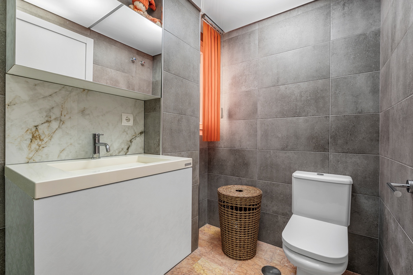 Ático de Lujo en Altea: Vistas Mar y Jacuzzi Privado, Ático de lujo reformado en Altea, Costa Blanca. Disfrute de su terraza sur con jacuzzi y vistas al mar. A un paso de la playa y puerto. 3 dorm, parking. ¡Su oas