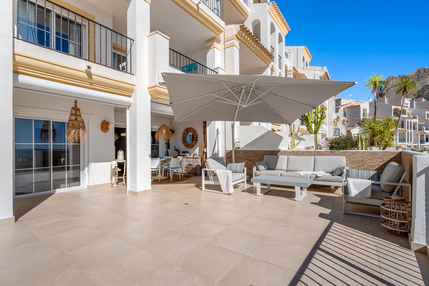Ático de Lujo en Altea: Vistas Mar y Jacuzzi Privado, Ático de lujo reformado en Altea, Costa Blanca. Disfrute de su terraza sur con jacuzzi y vistas al mar. A un paso de la playa y puerto. 3 dorm, parking. ¡Su oas