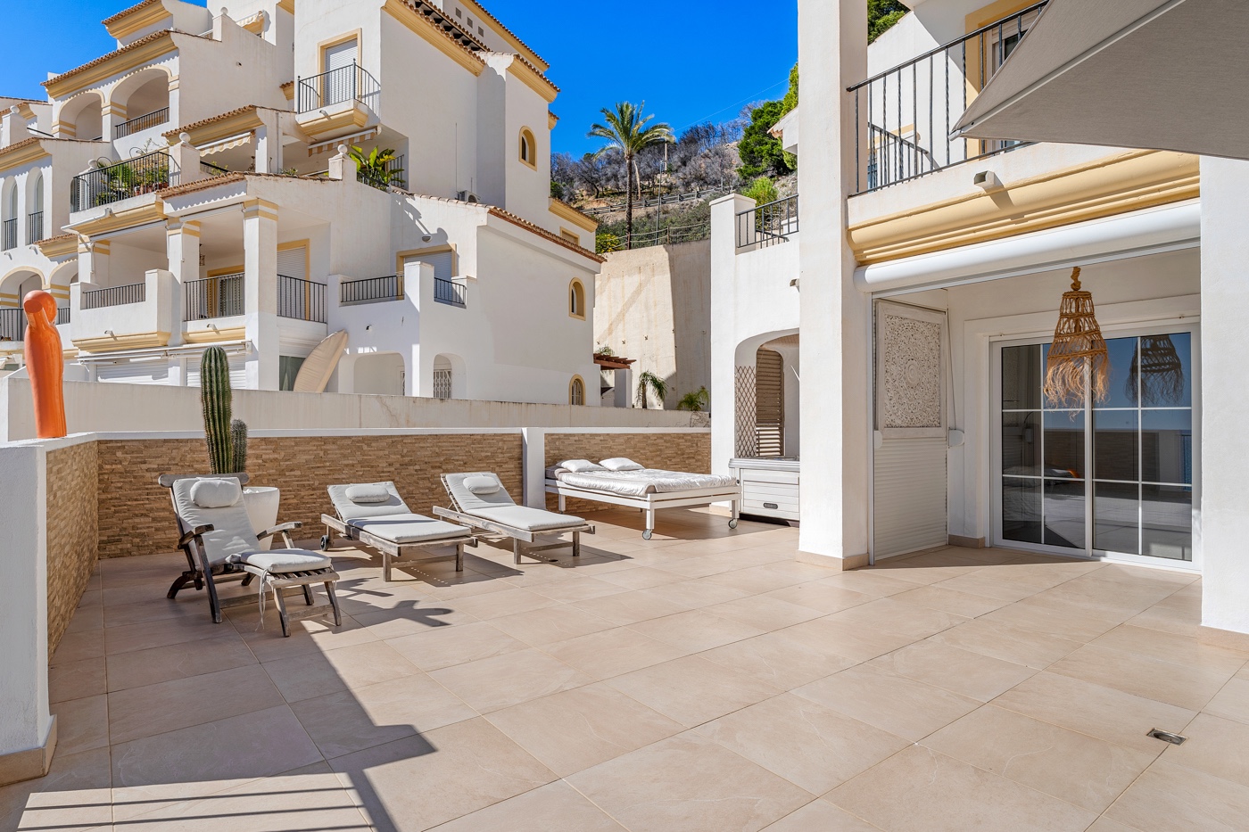 Ático de Lujo en Altea: Vistas Mar y Jacuzzi Privado, Ático de lujo reformado en Altea, Costa Blanca. Disfrute de su terraza sur con jacuzzi y vistas al mar. A un paso de la playa y puerto. 3 dorm, parking. ¡Su oas