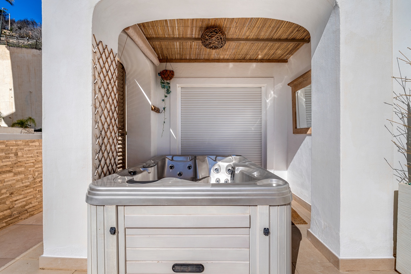 Ático de Lujo en Altea: Vistas Mar y Jacuzzi Privado, Ático de lujo reformado en Altea, Costa Blanca. Disfrute de su terraza sur con jacuzzi y vistas al mar. A un paso de la playa y puerto. 3 dorm, parking. ¡Su oas