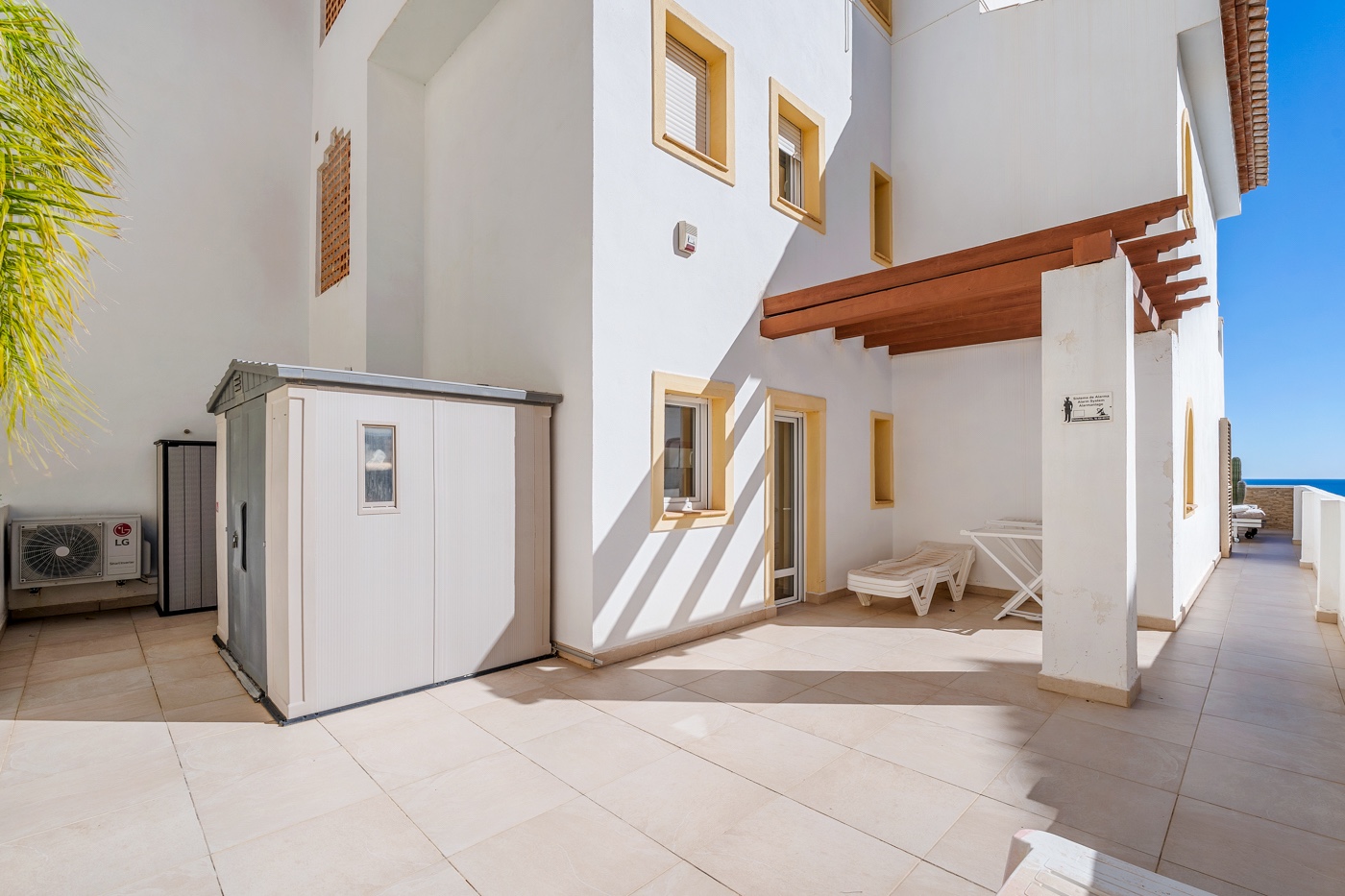 Ático de Lujo en Altea: Vistas Mar y Jacuzzi Privado, Ático de lujo reformado en Altea, Costa Blanca. Disfrute de su terraza sur con jacuzzi y vistas al mar. A un paso de la playa y puerto. 3 dorm, parking. ¡Su oas