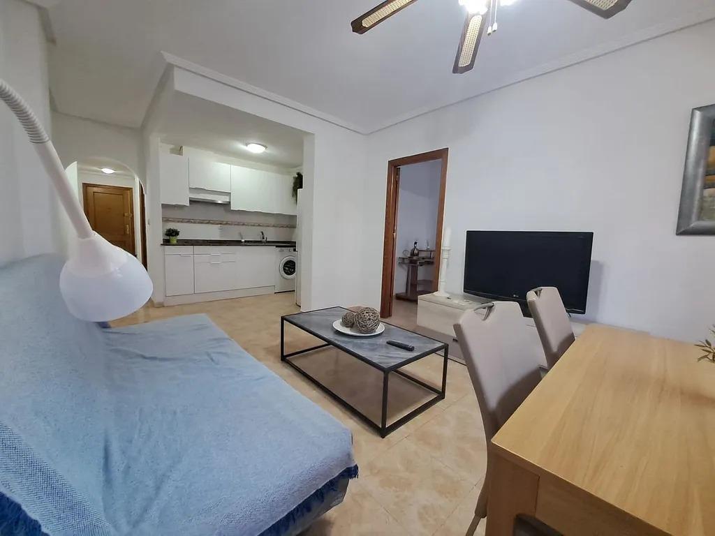 Tu Oasis en Torrevieja: Piso Bajo con Piscina, Descubre tu hogar en Torrevieja, Parque de las Naciones. Apartamento de 65m² con 2 dorm, 1 baño, patio y piscina. Cerca de playas y servicios. ¡Listo para vivir