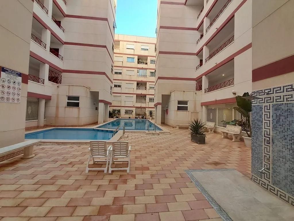 Tu Oasis en Torrevieja: Piso Bajo con Piscina, Descubre tu hogar en Torrevieja, Parque de las Naciones. Apartamento de 65m² con 2 dorm, 1 baño, patio y piscina. Cerca de playas y servicios. ¡Listo para vivir