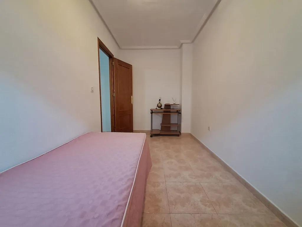 Tu Oasis en Torrevieja: Piso Bajo con Piscina, Descubre tu hogar en Torrevieja, Parque de las Naciones. Apartamento de 65m² con 2 dorm, 1 baño, patio y piscina. Cerca de playas y servicios. ¡Listo para vivir
