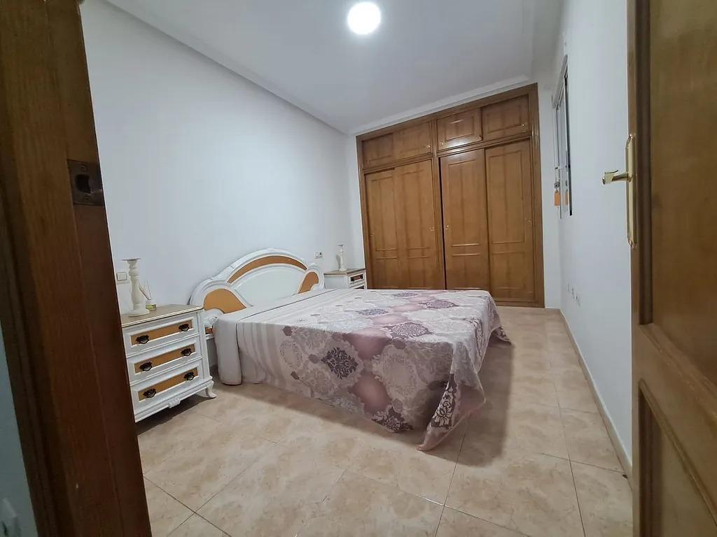 Tu Oasis en Torrevieja: Piso Bajo con Piscina, Descubre tu hogar en Torrevieja, Parque de las Naciones. Apartamento de 65m² con 2 dorm, 1 baño, patio y piscina. Cerca de playas y servicios. ¡Listo para vivir