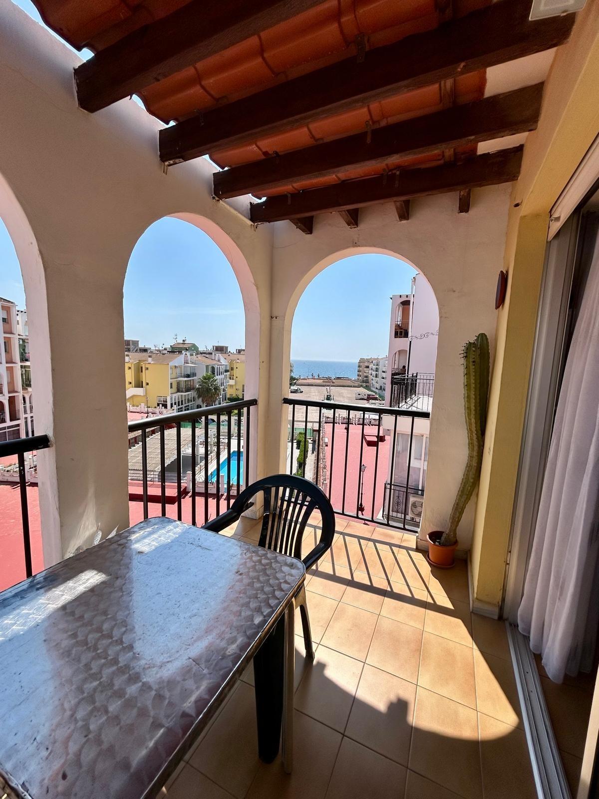 Ático Dúplex con Vistas al Mar en Mar Azul, Torrevieja, Ático dúplex en Mar Azul, Torrevieja, a 300m de la playa. 2 hab, 1 baño, terraza privada y buhardilla. Vistas al mar, luz y tranquilidad mediterránea. ¡Tu refug