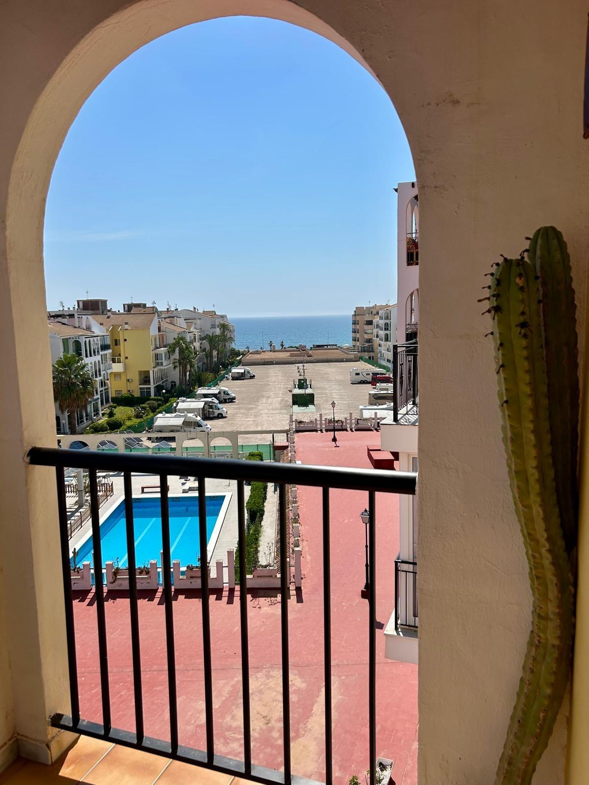 Ático Dúplex con Vistas al Mar en Mar Azul, Torrevieja, Ático dúplex en Mar Azul, Torrevieja, a 300m de la playa. 2 hab, 1 baño, terraza privada y buhardilla. Vistas al mar, luz y tranquilidad mediterránea. ¡Tu refug