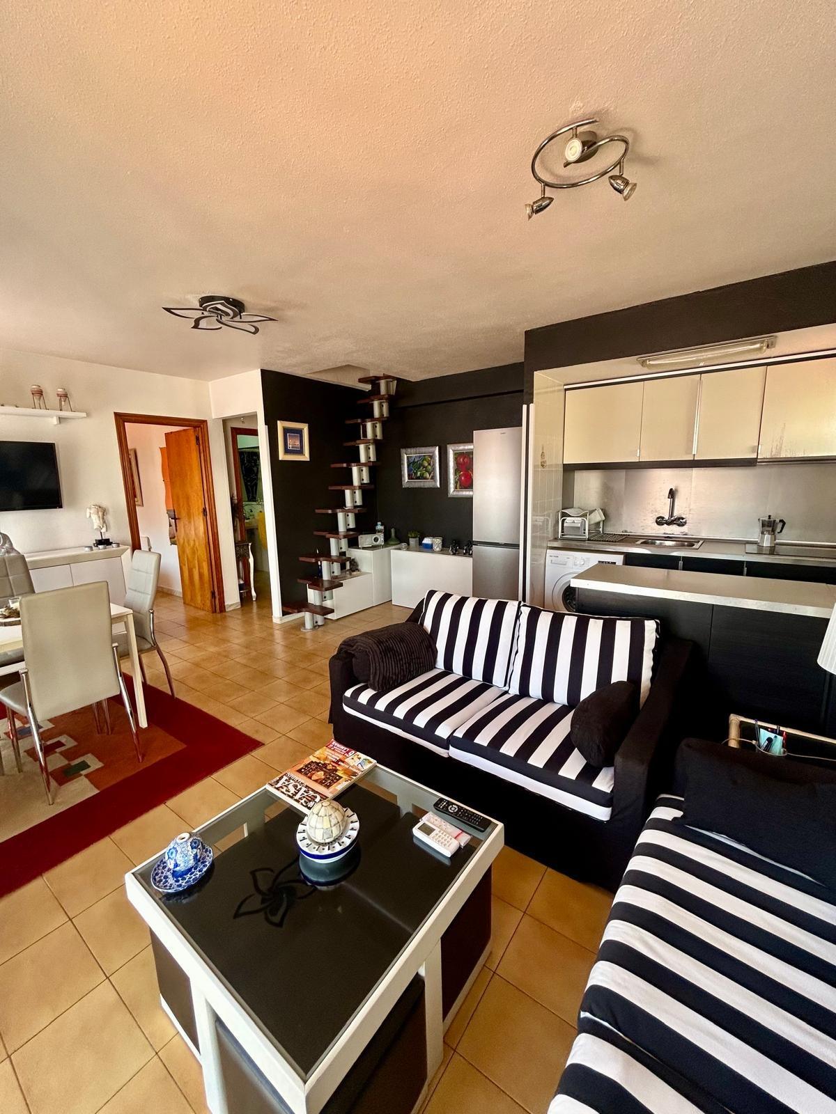 Ático Dúplex con Vistas al Mar en Mar Azul, Torrevieja, Ático dúplex en Mar Azul, Torrevieja, a 300m de la playa. 2 hab, 1 baño, terraza privada y buhardilla. Vistas al mar, luz y tranquilidad mediterránea. ¡Tu refug
