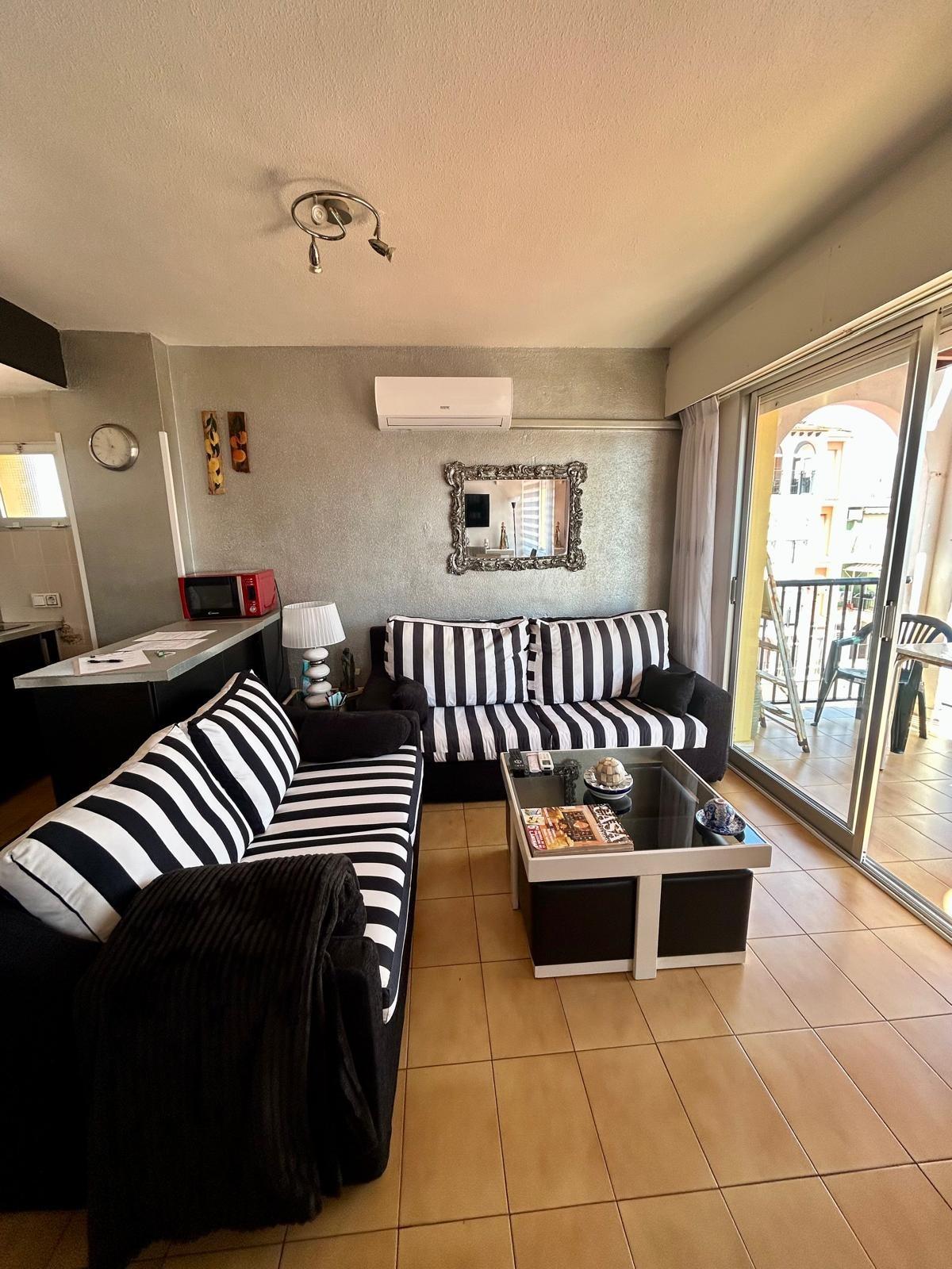 Ático Dúplex con Vistas al Mar en Mar Azul, Torrevieja, Ático dúplex en Mar Azul, Torrevieja, a 300m de la playa. 2 hab, 1 baño, terraza privada y buhardilla. Vistas al mar, luz y tranquilidad mediterránea. ¡Tu refug