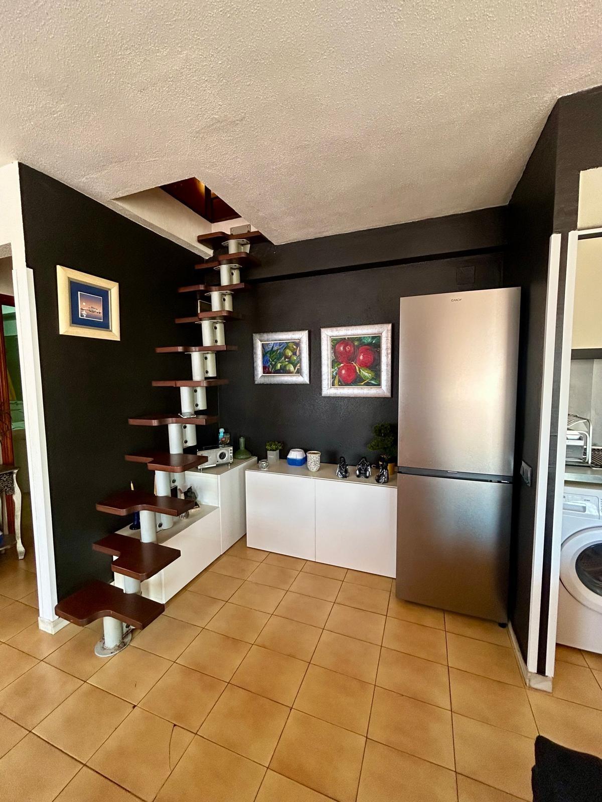 Ático Dúplex con Vistas al Mar en Mar Azul, Torrevieja, Ático dúplex en Mar Azul, Torrevieja, a 300m de la playa. 2 hab, 1 baño, terraza privada y buhardilla. Vistas al mar, luz y tranquilidad mediterránea. ¡Tu refug