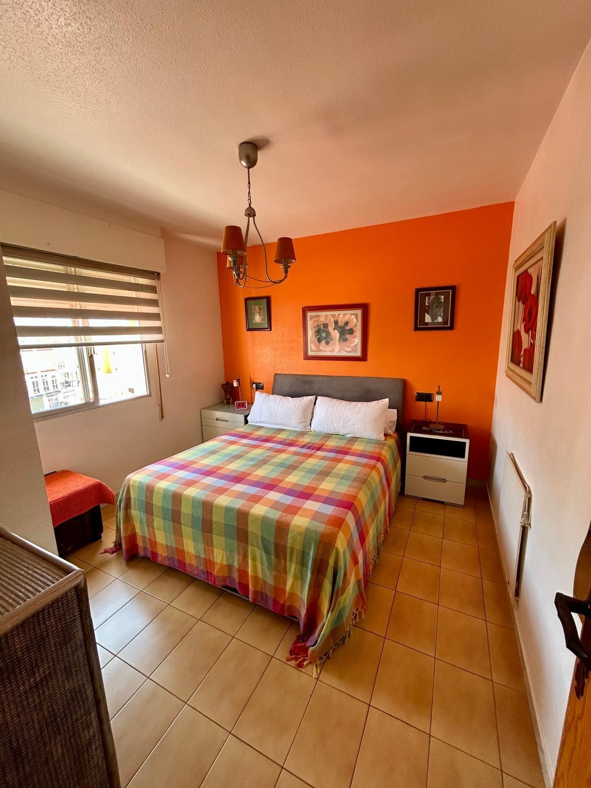 Ático Dúplex con Vistas al Mar en Mar Azul, Torrevieja, Ático dúplex en Mar Azul, Torrevieja, a 300m de la playa. 2 hab, 1 baño, terraza privada y buhardilla. Vistas al mar, luz y tranquilidad mediterránea. ¡Tu refug