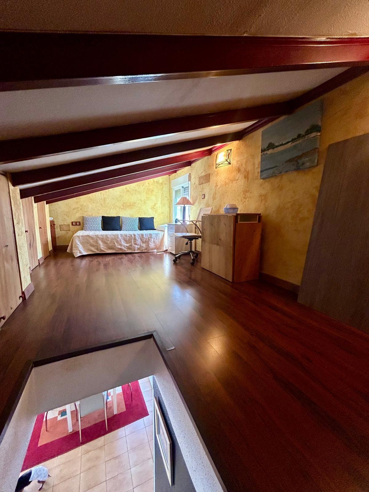 Ático Dúplex con Vistas al Mar en Mar Azul, Torrevieja, Ático dúplex en Mar Azul, Torrevieja, a 300m de la playa. 2 hab, 1 baño, terraza privada y buhardilla. Vistas al mar, luz y tranquilidad mediterránea. ¡Tu refug