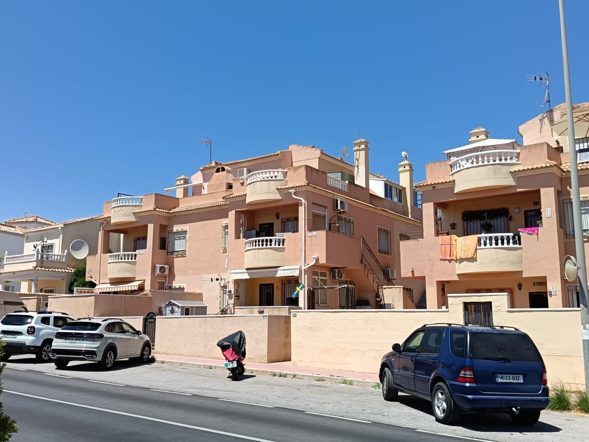 Bungalow Reformado en Lomas de Cabo Roig: Piscina y Mar, Bungalow reformado en Lomas de Cabo Roig, Orihuela Costa. 2 hab, terraza privada, piscina comunitaria. Cerca de playas y servicios. ¡Tu hogar o inversión ideal