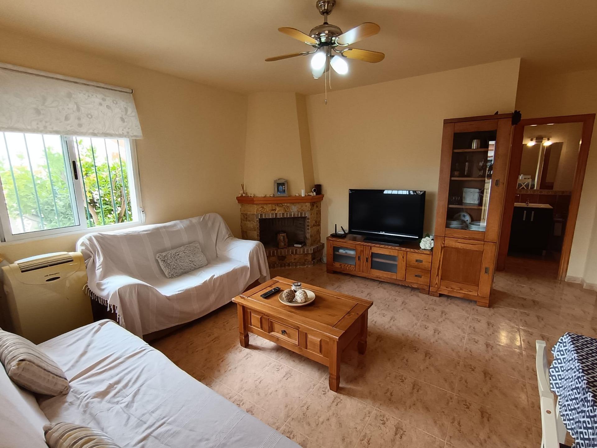 Bungalow Reformado en Lomas de Cabo Roig: Piscina y Mar, Bungalow reformado en Lomas de Cabo Roig, Orihuela Costa. 2 hab, terraza privada, piscina comunitaria. Cerca de playas y servicios. ¡Tu hogar o inversión ideal