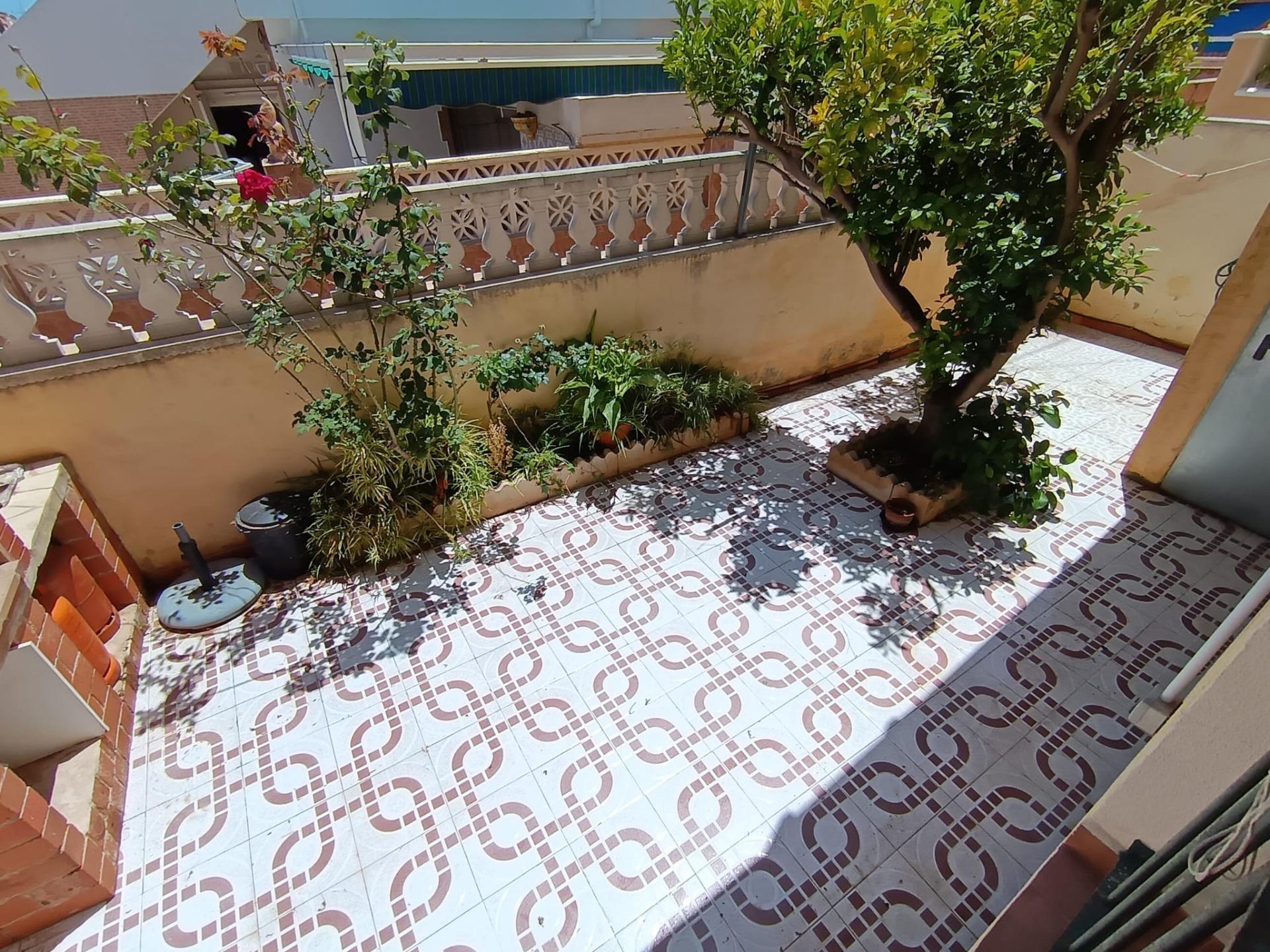 Bungalow Reformado en Lomas de Cabo Roig: Piscina y Mar, Bungalow reformado en Lomas de Cabo Roig, Orihuela Costa. 2 hab, terraza privada, piscina comunitaria. Cerca de playas y servicios. ¡Tu hogar o inversión ideal