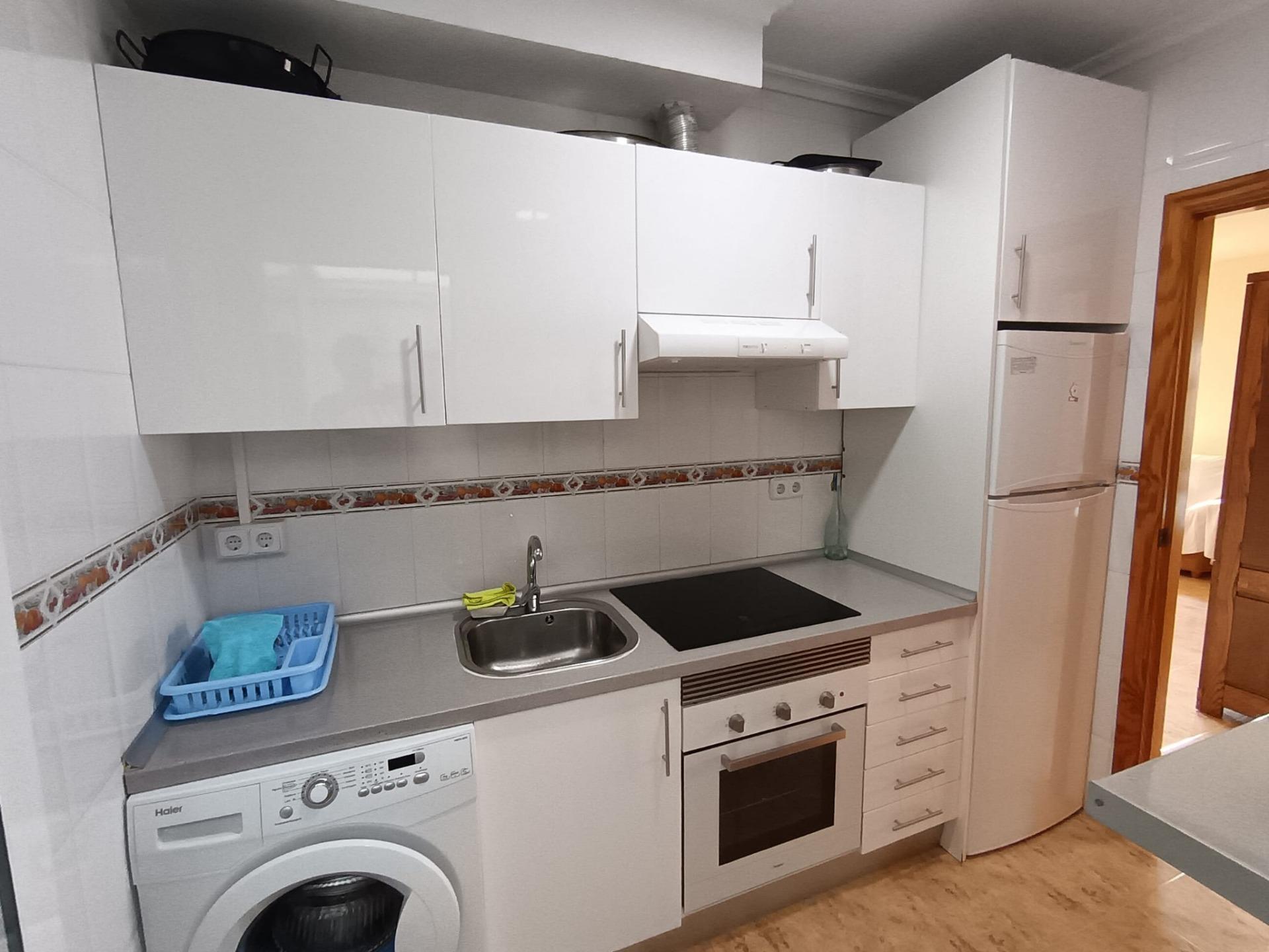 Bungalow Reformado en Lomas de Cabo Roig: Piscina y Mar, Bungalow reformado en Lomas de Cabo Roig, Orihuela Costa. 2 hab, terraza privada, piscina comunitaria. Cerca de playas y servicios. ¡Tu hogar o inversión ideal