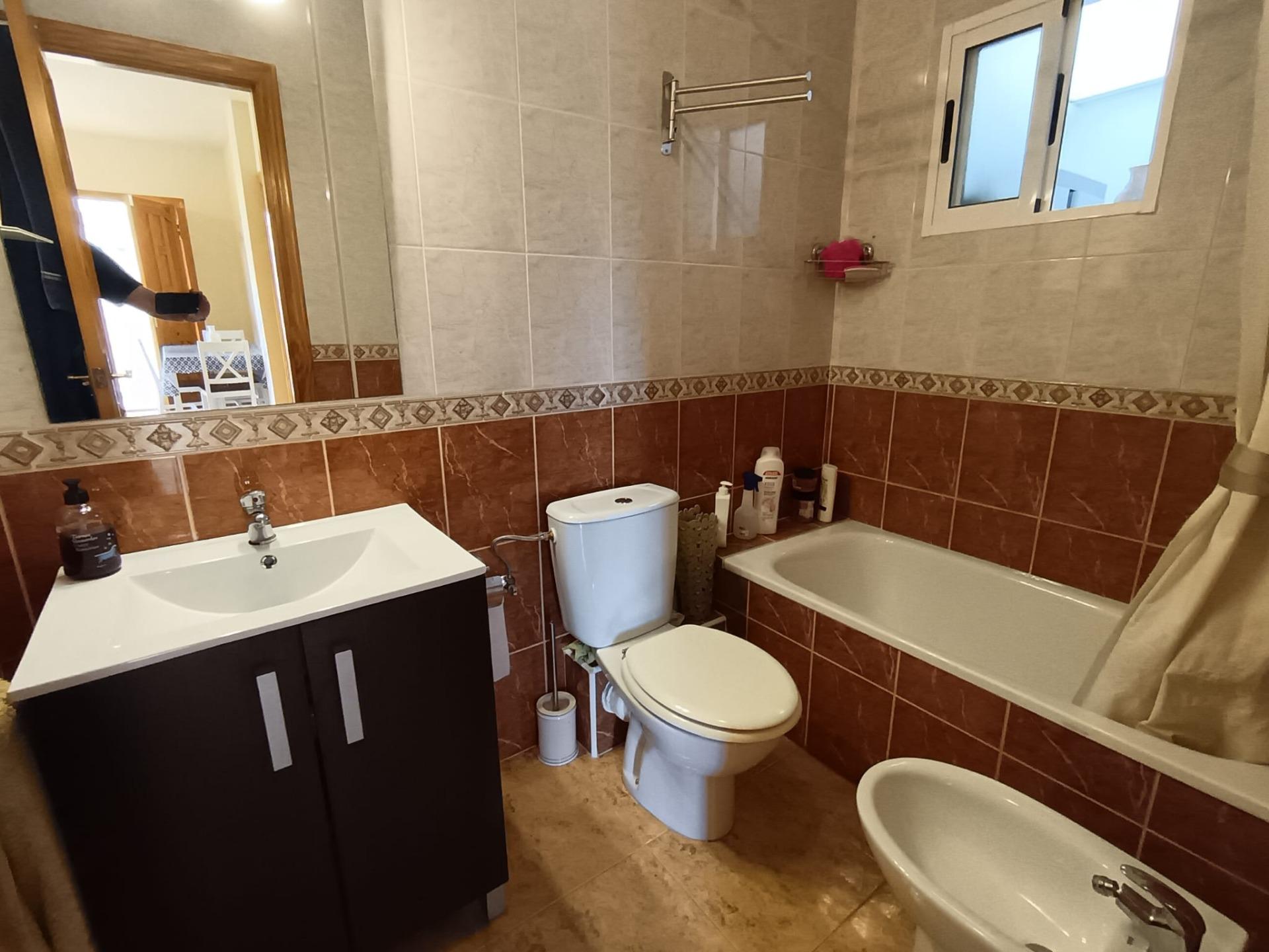 Bungalow Reformado en Lomas de Cabo Roig: Piscina y Mar, Bungalow reformado en Lomas de Cabo Roig, Orihuela Costa. 2 hab, terraza privada, piscina comunitaria. Cerca de playas y servicios. ¡Tu hogar o inversión ideal