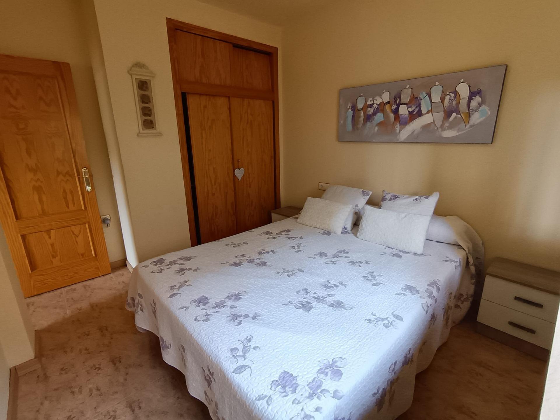 Bungalow Reformado en Lomas de Cabo Roig: Piscina y Mar, Bungalow reformado en Lomas de Cabo Roig, Orihuela Costa. 2 hab, terraza privada, piscina comunitaria. Cerca de playas y servicios. ¡Tu hogar o inversión ideal