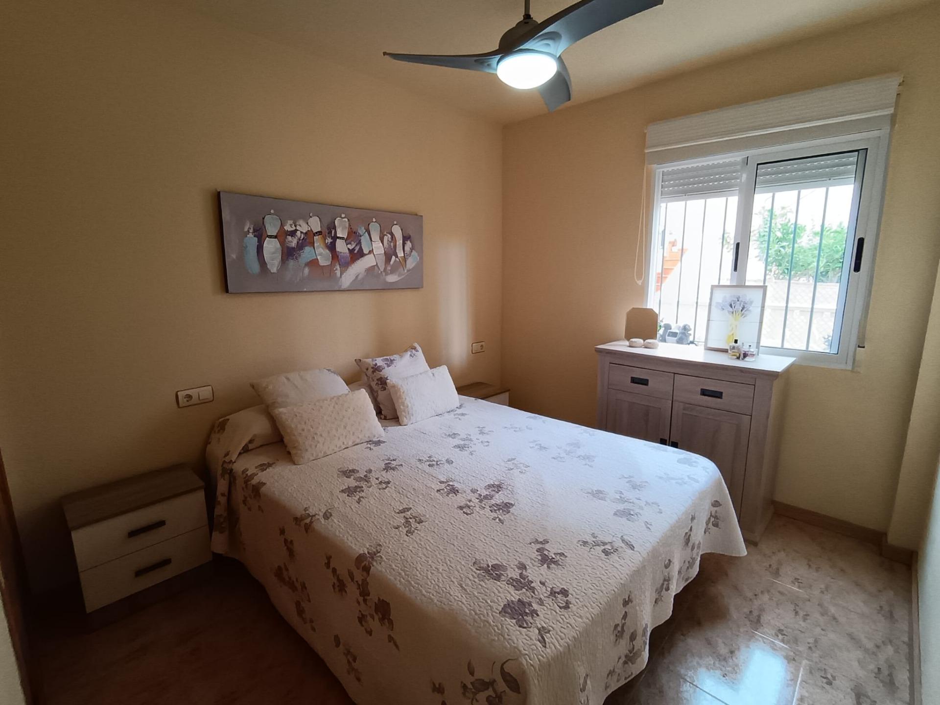 Bungalow Reformado en Lomas de Cabo Roig: Piscina y Mar, Bungalow reformado en Lomas de Cabo Roig, Orihuela Costa. 2 hab, terraza privada, piscina comunitaria. Cerca de playas y servicios. ¡Tu hogar o inversión ideal