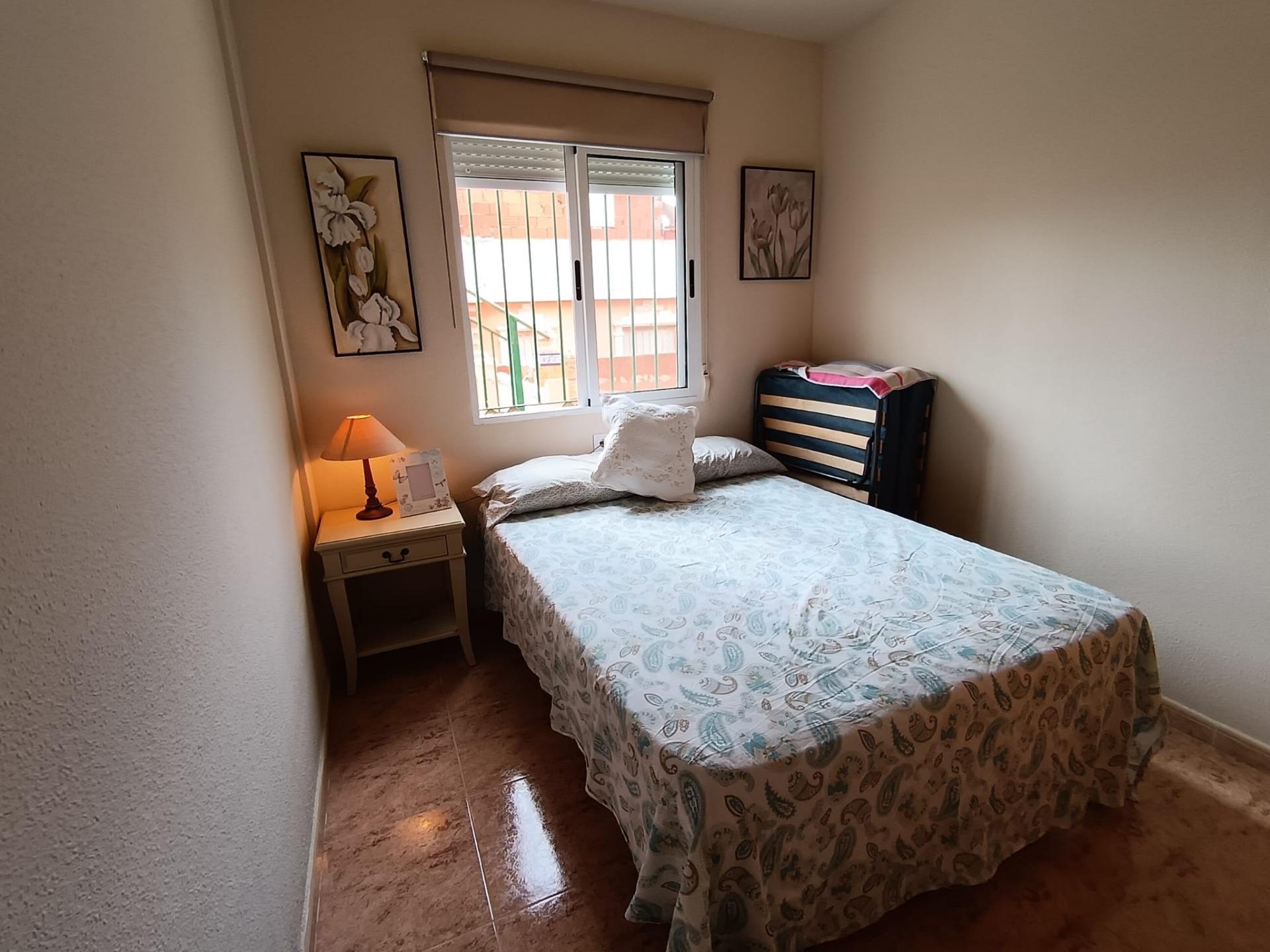 Bungalow Reformado en Lomas de Cabo Roig: Piscina y Mar, Bungalow reformado en Lomas de Cabo Roig, Orihuela Costa. 2 hab, terraza privada, piscina comunitaria. Cerca de playas y servicios. ¡Tu hogar o inversión ideal