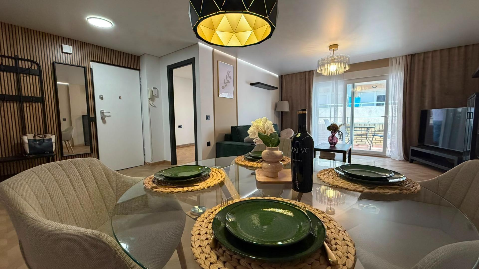 Apartamento Reformado con Vistas al Mar, 150m Playa Cura, Apartamento reformado en Torrevieja, a 150m de Playa del Cura. 3 hab, terraza con vistas al mar. Ideal inversión o vivir. ¡Desde 259.900€!