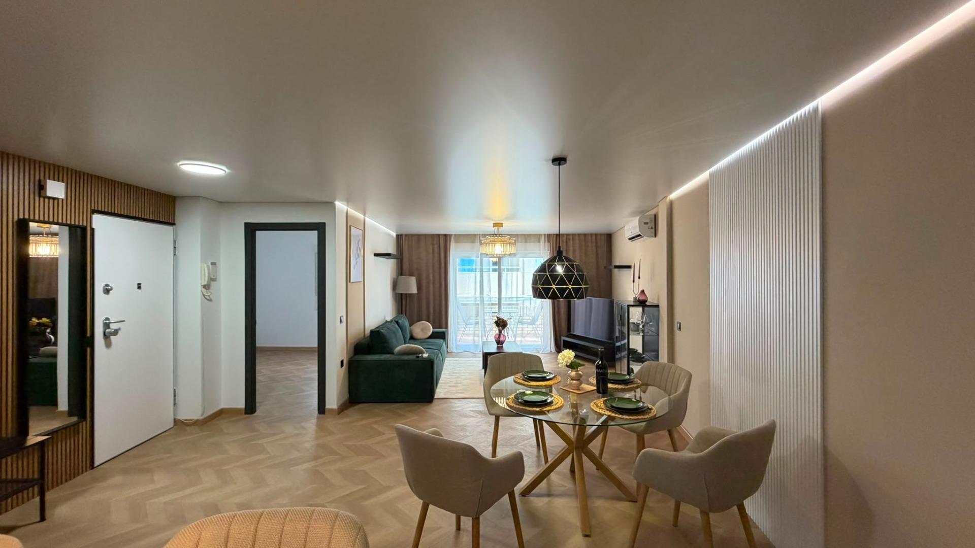 Apartamento Reformado con Vistas al Mar, 150m Playa Cura, Apartamento reformado en Torrevieja, a 150m de Playa del Cura. 3 hab, terraza con vistas al mar. Ideal inversión o vivir. ¡Desde 259.900€!