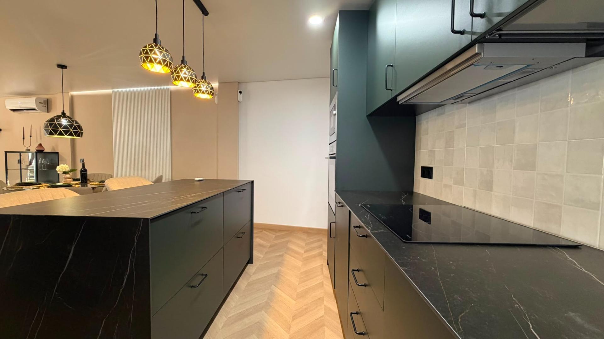 Apartamento Reformado con Vistas al Mar, 150m Playa Cura, Apartamento reformado en Torrevieja, a 150m de Playa del Cura. 3 hab, terraza con vistas al mar. Ideal inversión o vivir. ¡Desde 259.900€!
