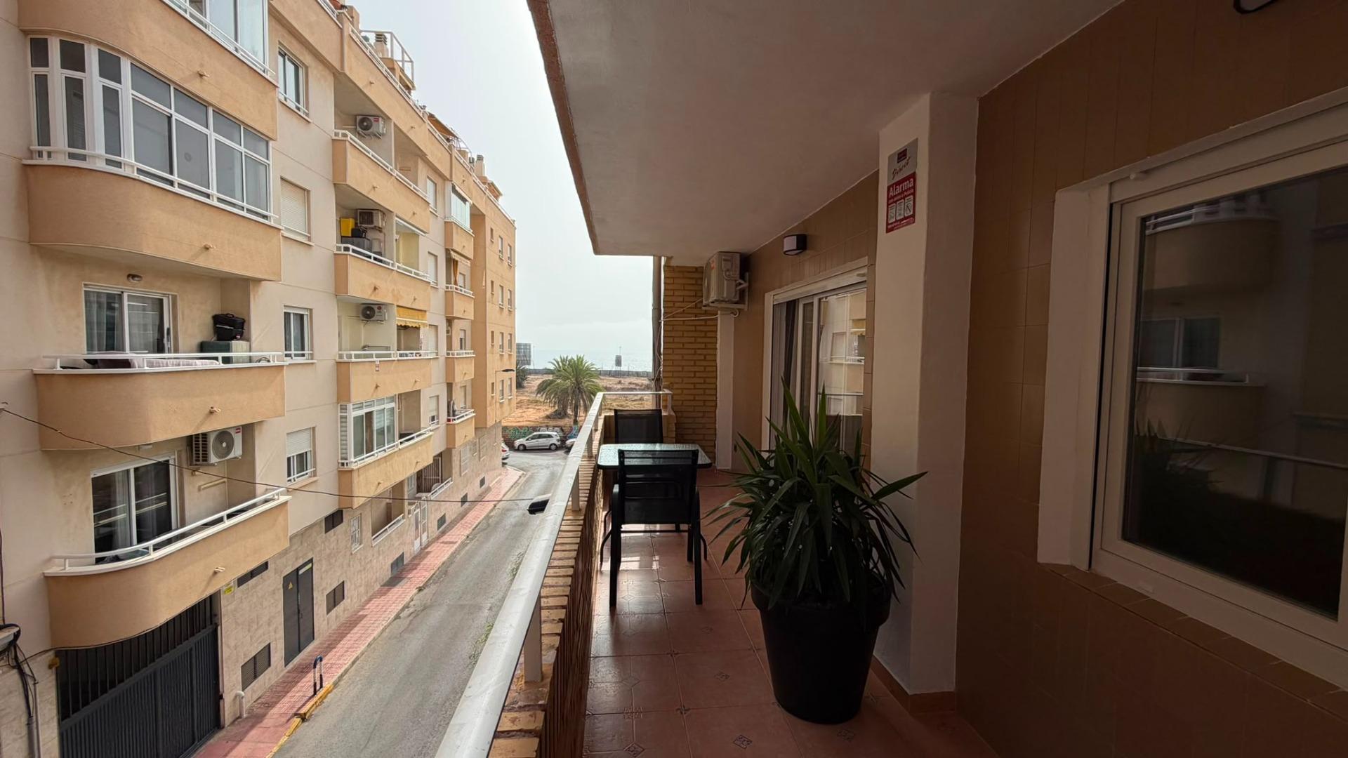 Apartamento Reformado con Vistas al Mar, 150m Playa Cura, Apartamento reformado en Torrevieja, a 150m de Playa del Cura. 3 hab, terraza con vistas al mar. Ideal inversión o vivir. ¡Desde 259.900€!