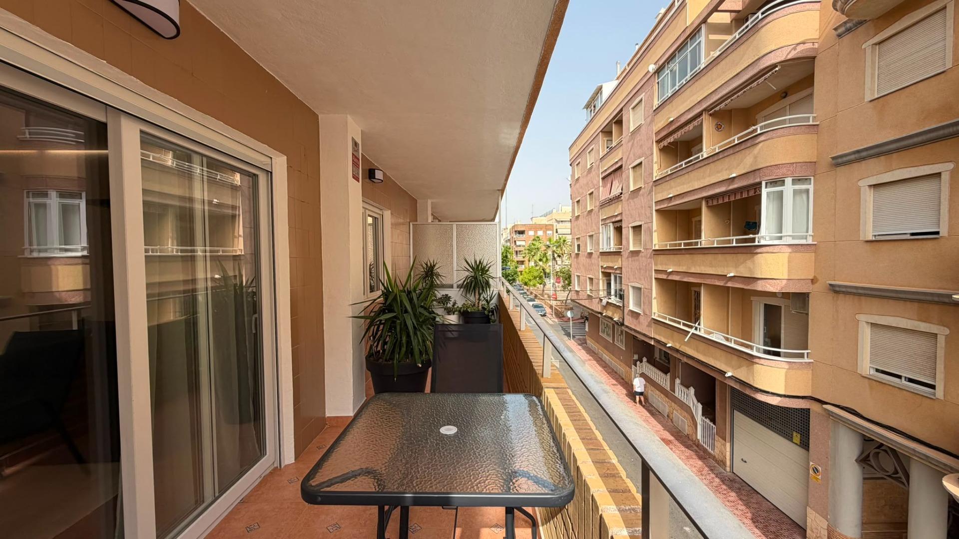 Apartamento Reformado con Vistas al Mar, 150m Playa Cura, Apartamento reformado en Torrevieja, a 150m de Playa del Cura. 3 hab, terraza con vistas al mar. Ideal inversión o vivir. ¡Desde 259.900€!