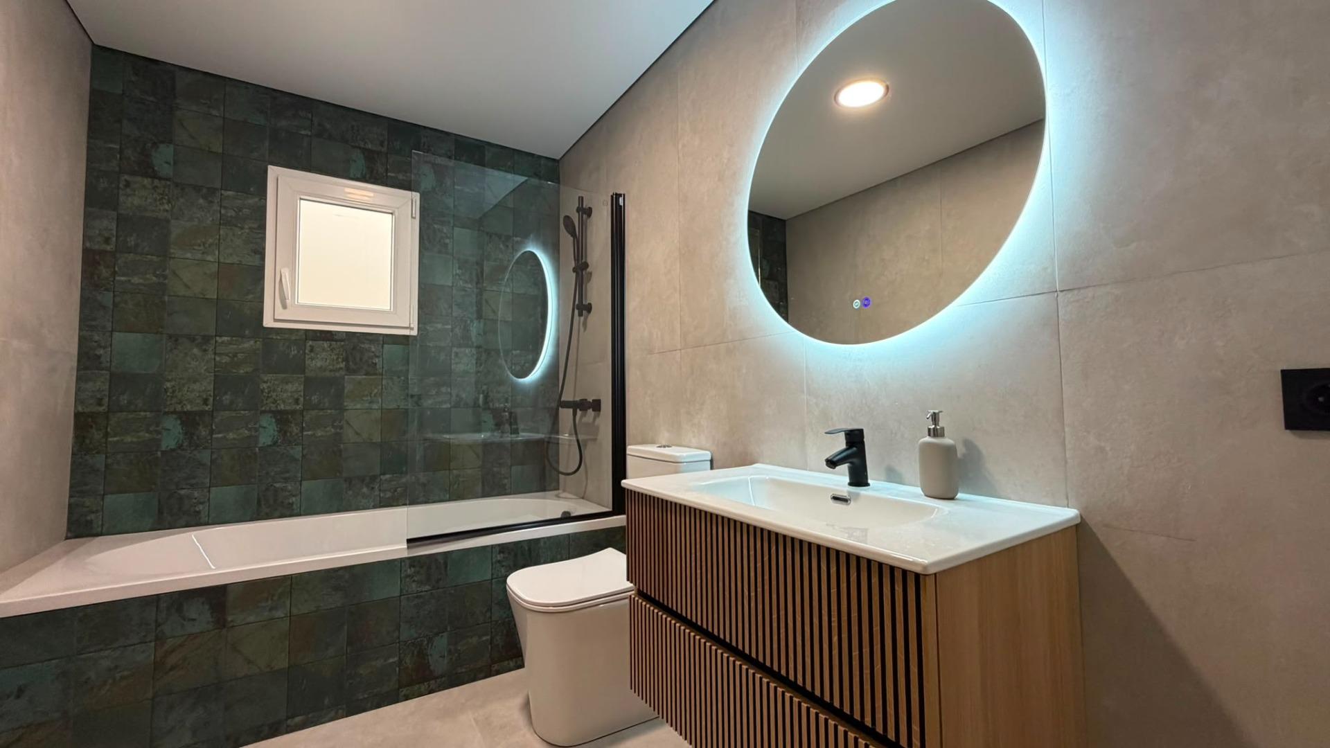 Apartamento Reformado con Vistas al Mar, 150m Playa Cura, Apartamento reformado en Torrevieja, a 150m de Playa del Cura. 3 hab, terraza con vistas al mar. Ideal inversión o vivir. ¡Desde 259.900€!