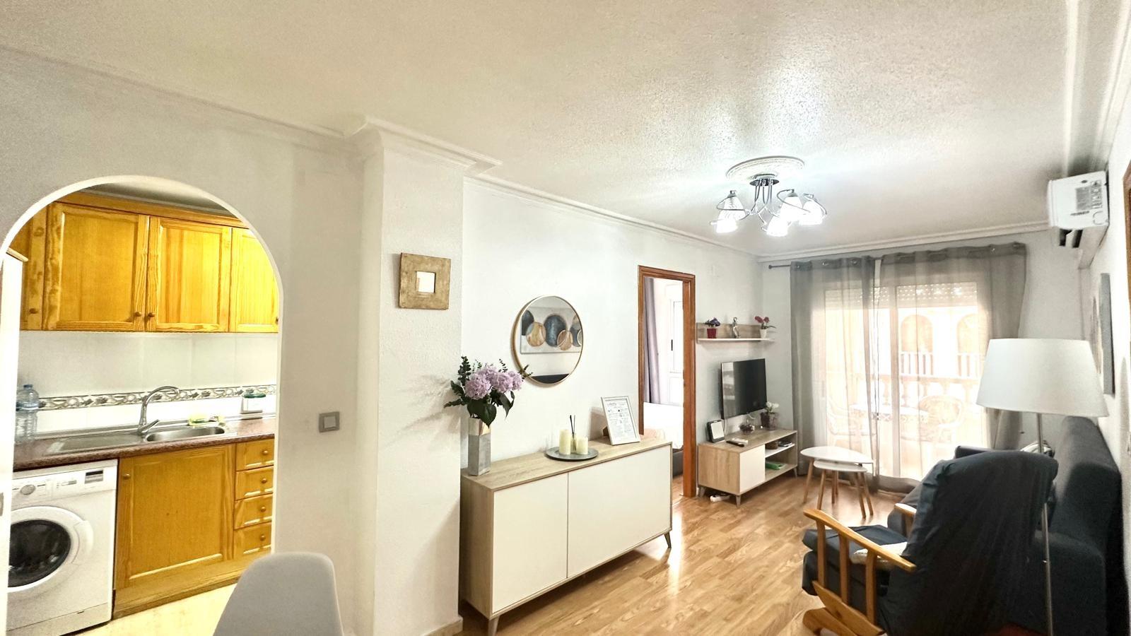 Exclusivo Apartamento en Acequión: Playa, Inversión y Confort Total, Apartamento en venta en Acequión, Torrevieja. A 200m de la playa, 2 dorm. Moderno, con terraza y AC. ¡Incluye licencia turística! Ideal para vivir o invertir.
