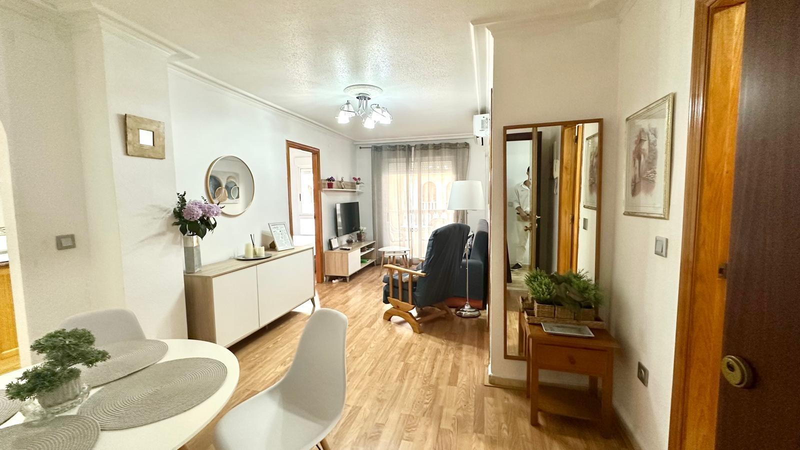 Exclusivo Apartamento en Acequión: Playa, Inversión y Confort Total, Apartamento en venta en Acequión, Torrevieja. A 200m de la playa, 2 dorm. Moderno, con terraza y AC. ¡Incluye licencia turística! Ideal para vivir o invertir.