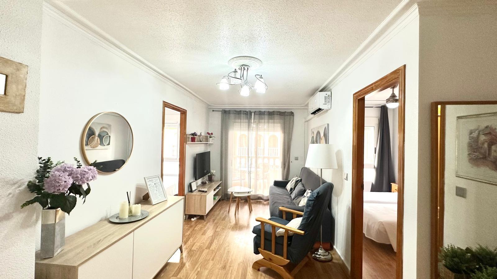 Exclusivo Apartamento en Acequión: Playa, Inversión y Confort Total, Apartamento en venta en Acequión, Torrevieja. A 200m de la playa, 2 dorm. Moderno, con terraza y AC. ¡Incluye licencia turística! Ideal para vivir o invertir.
