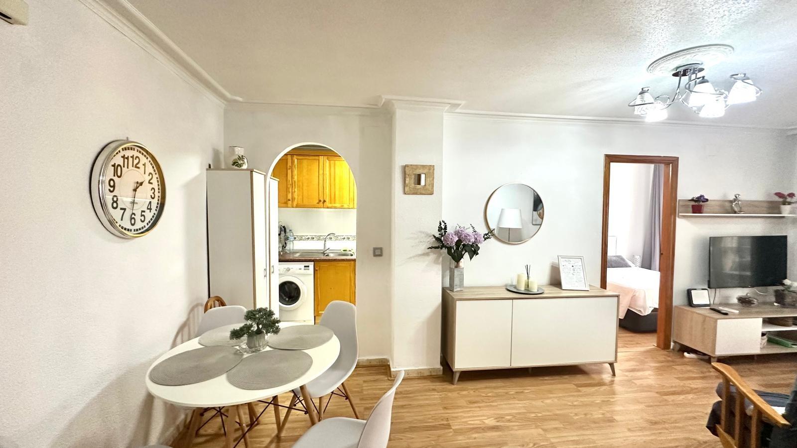 Exclusivo Apartamento en Acequión: Playa, Inversión y Confort Total, Apartamento en venta en Acequión, Torrevieja. A 200m de la playa, 2 dorm. Moderno, con terraza y AC. ¡Incluye licencia turística! Ideal para vivir o invertir.